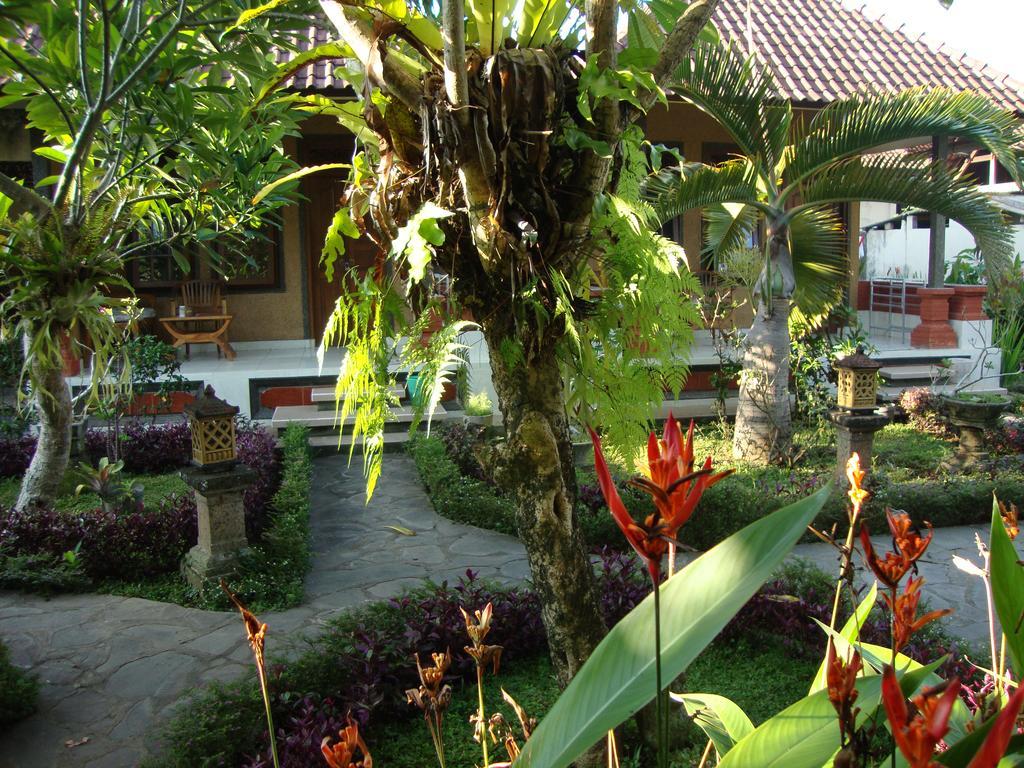Gusti Home Stay Ubud Exterior photo
