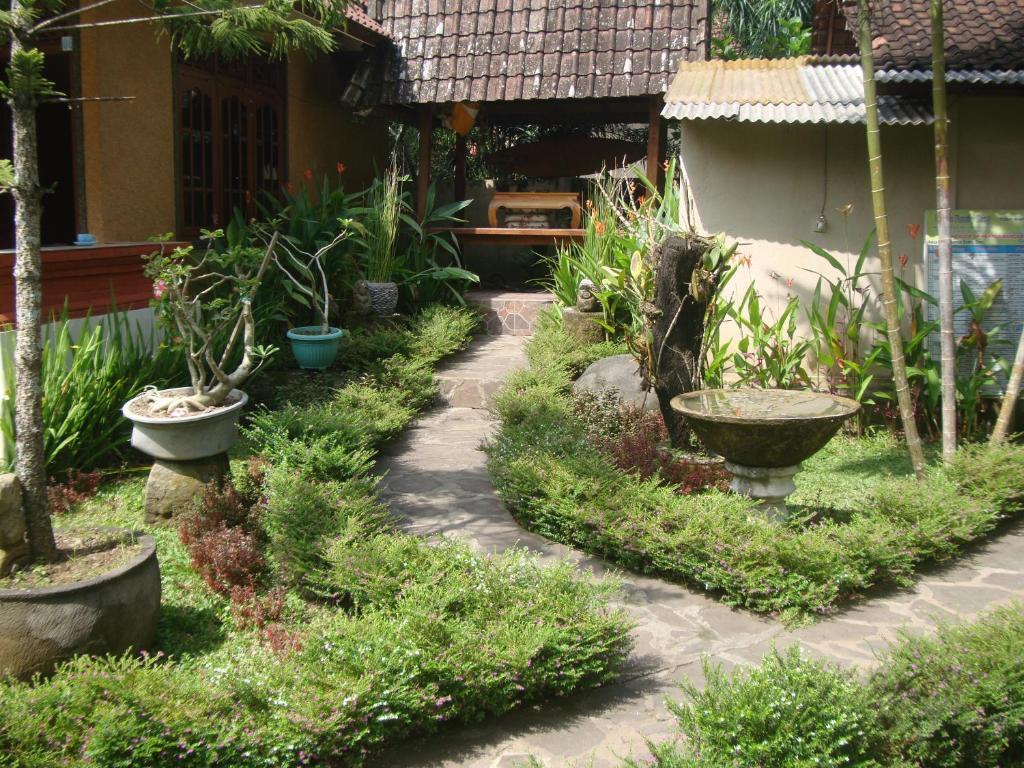 Gusti Home Stay Ubud Exterior photo